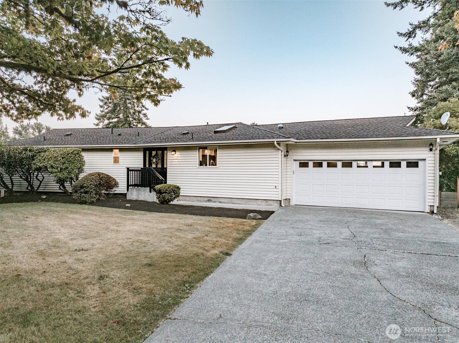 1052 E Robinhood Drive Property Photo 2
