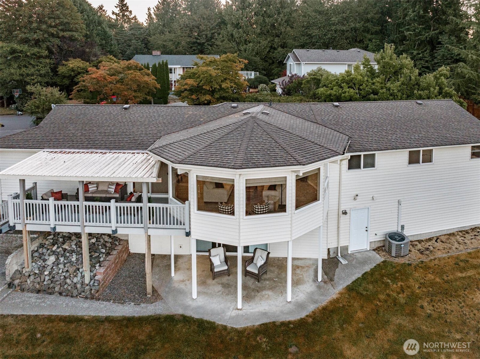 1052 E Robinhood Drive Property Photo 3