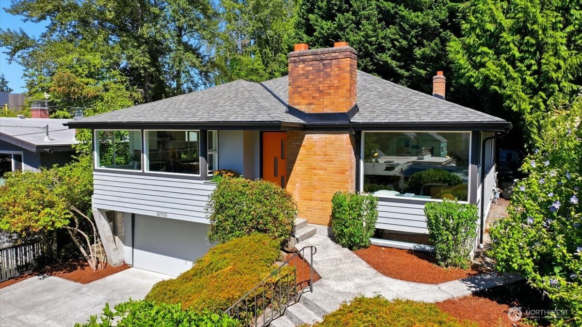 10705 41st Place Property Photo 2