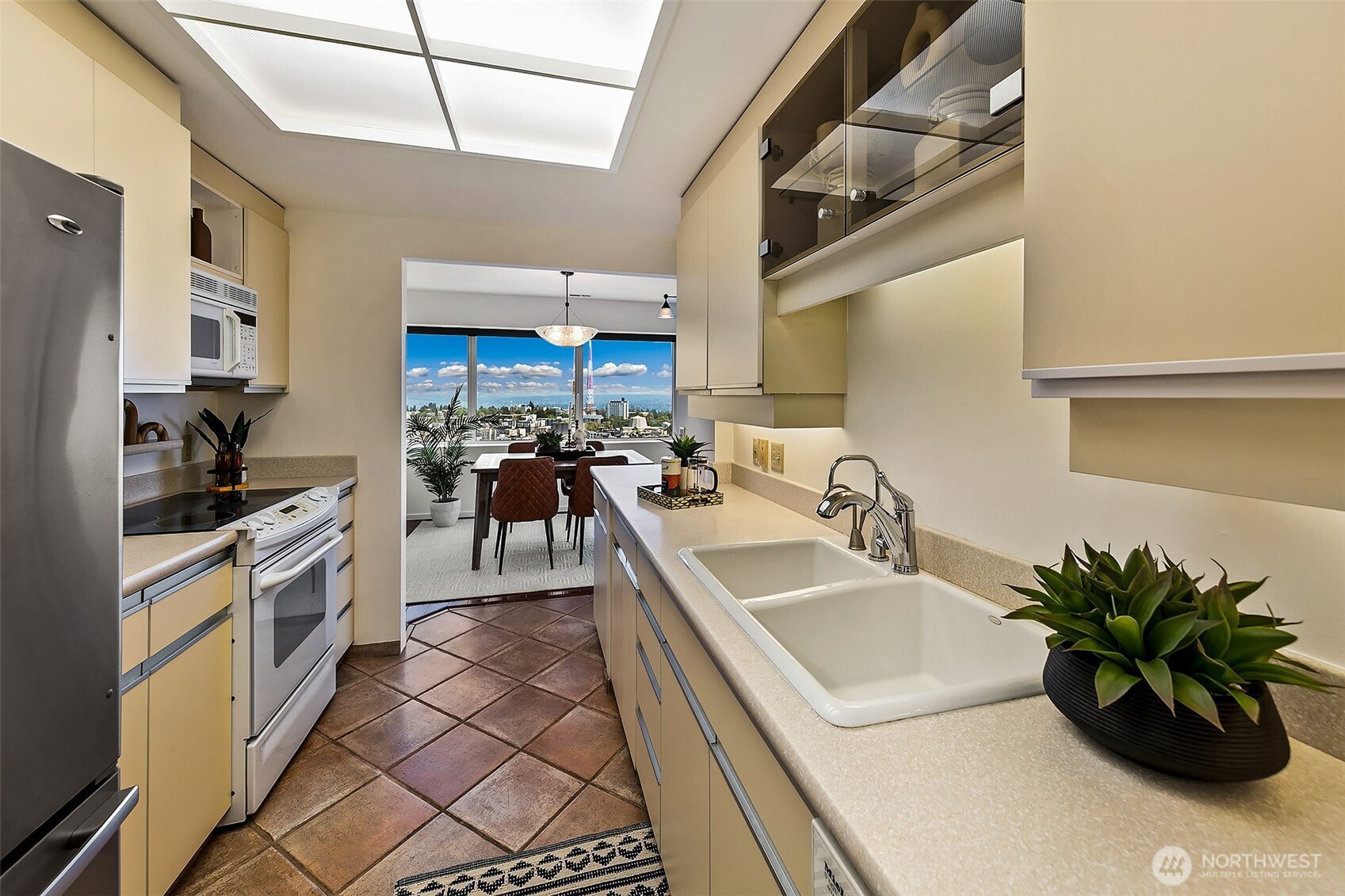 1301 Spring Street 24h Property Photo 11