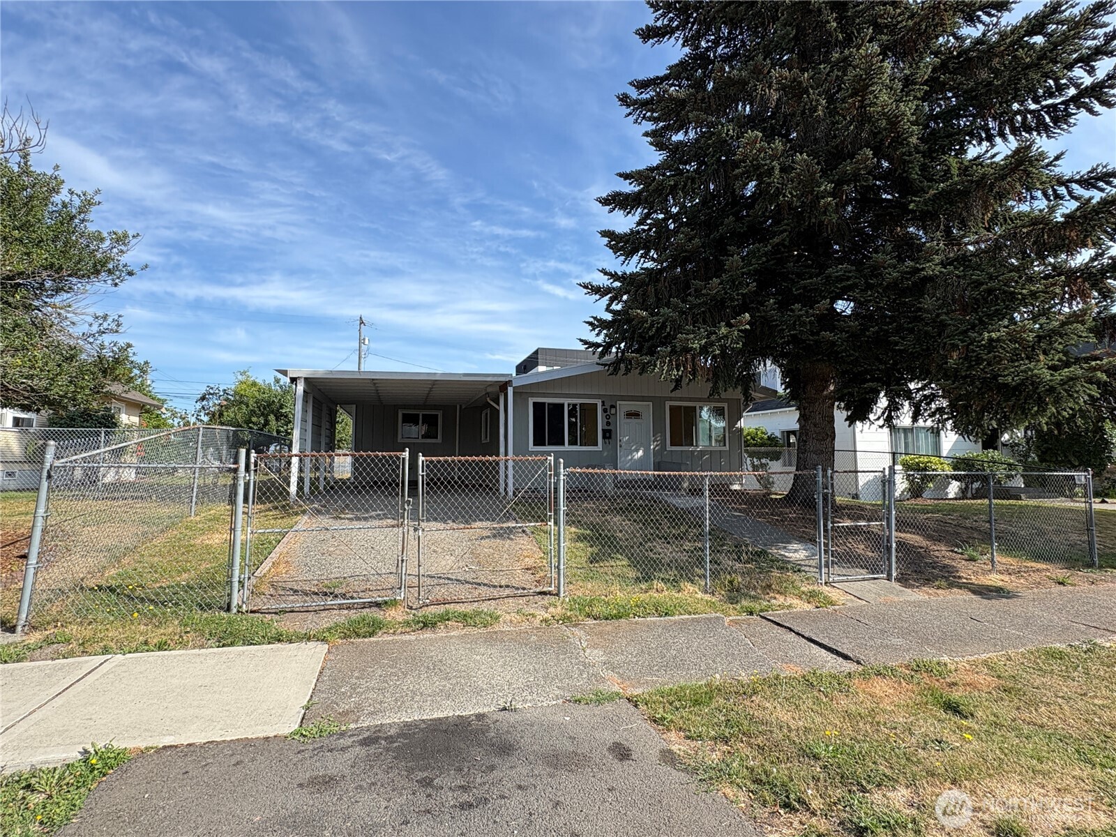 1609 E Wright Avenue Property Photo 1