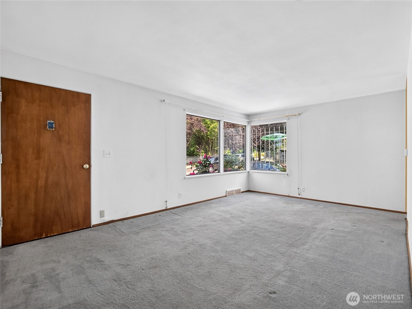 3011 E Pine Street Property Photo 4