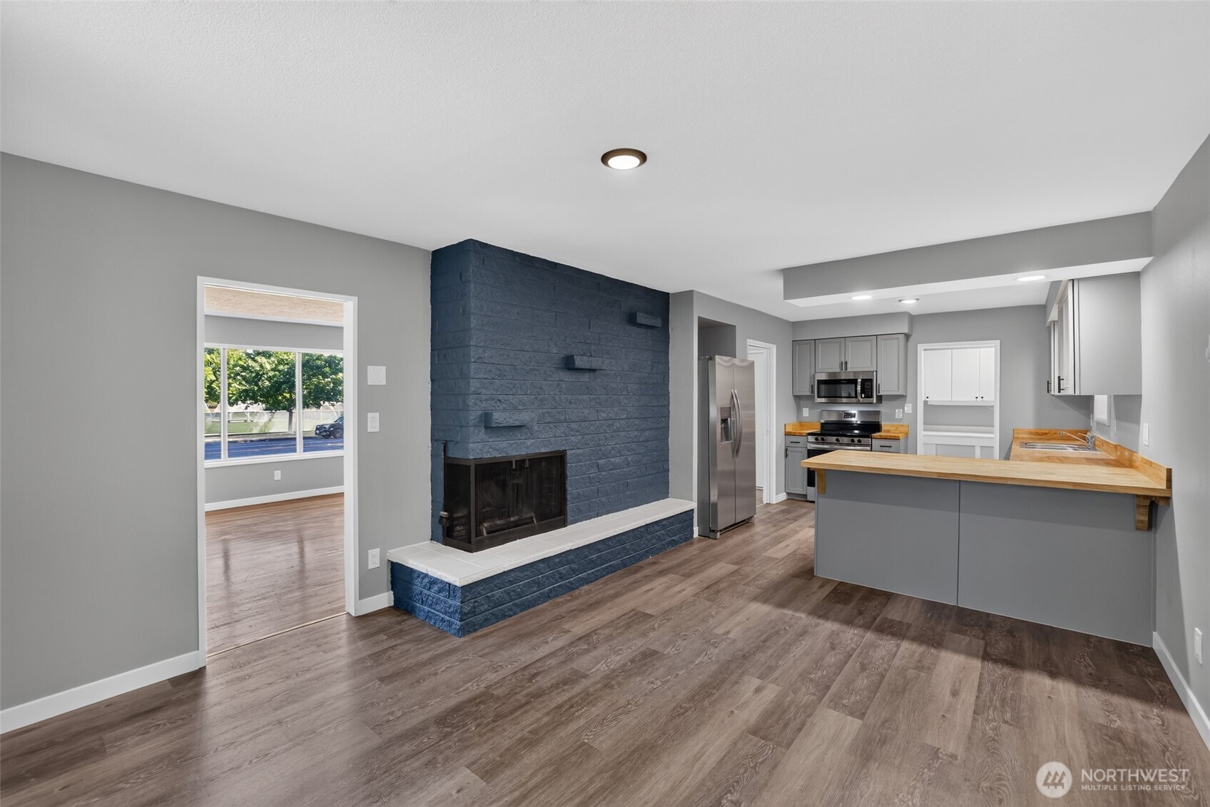 2025 Olympia Way Property Photo 6