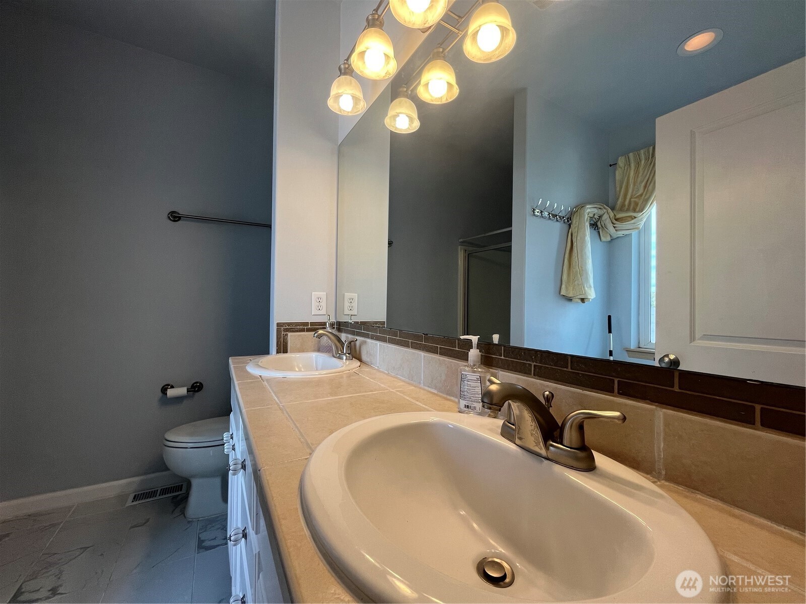 18120 5th Avenue Property Photo 15