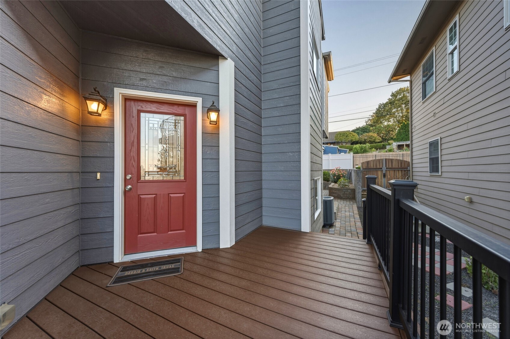 682 College Street Property Photo 3