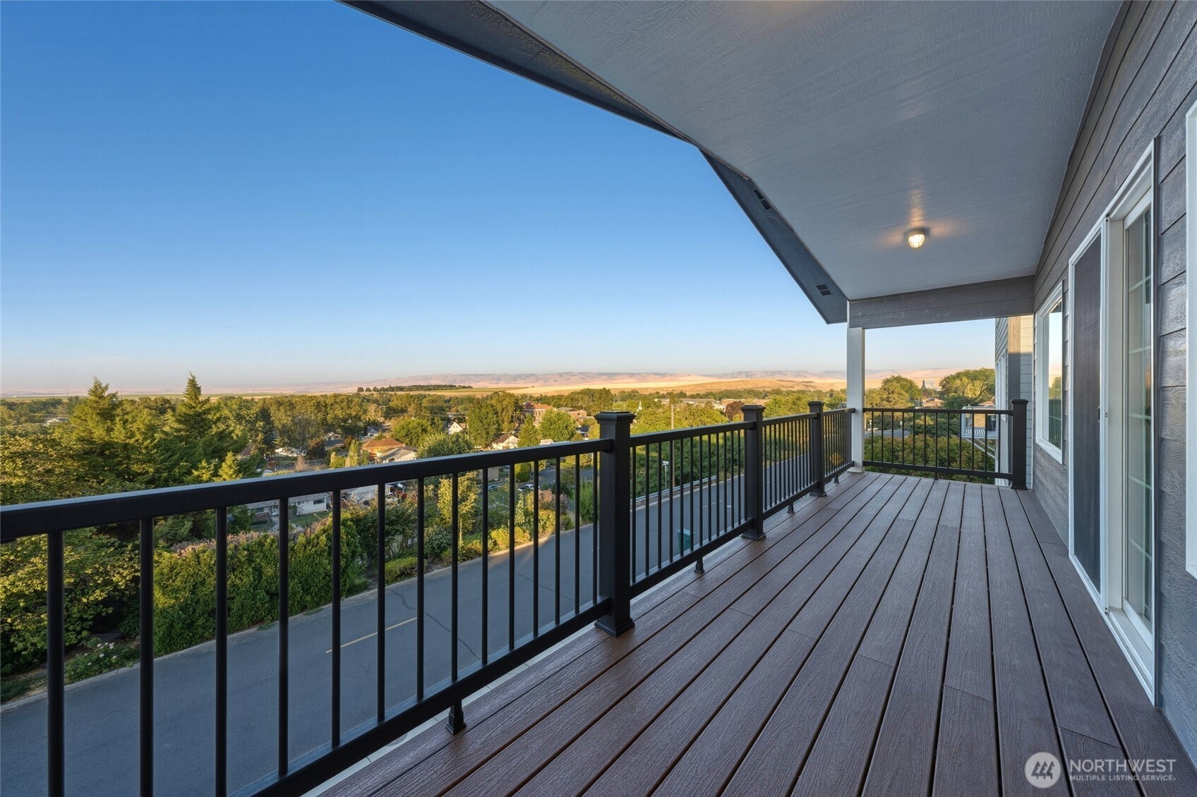 682 College Street Property Photo 4