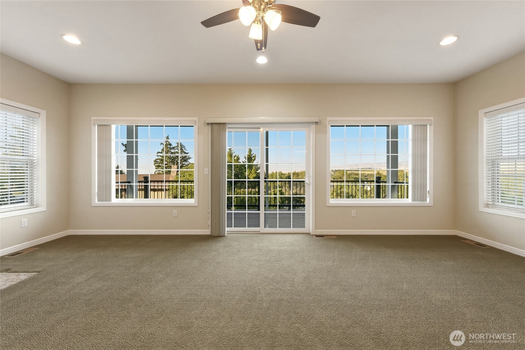 682 College Street Property Photo 6