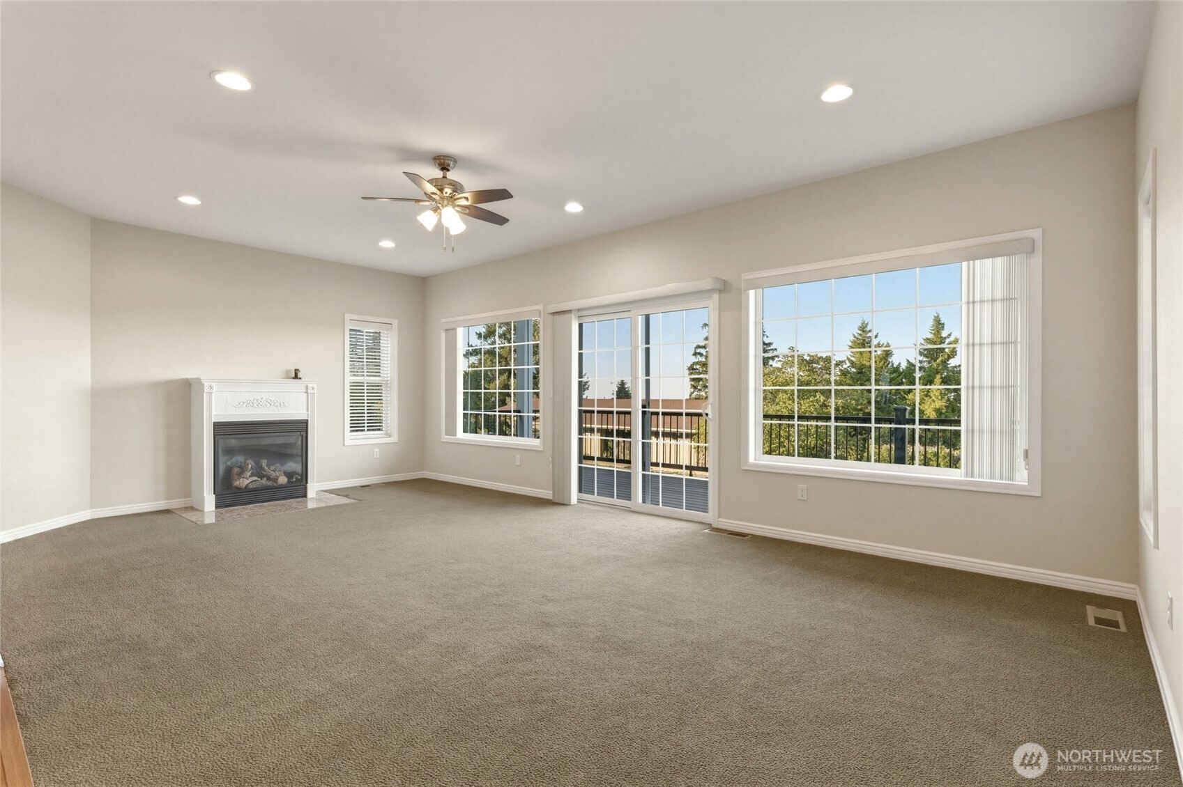 682 College Street Property Photo 7