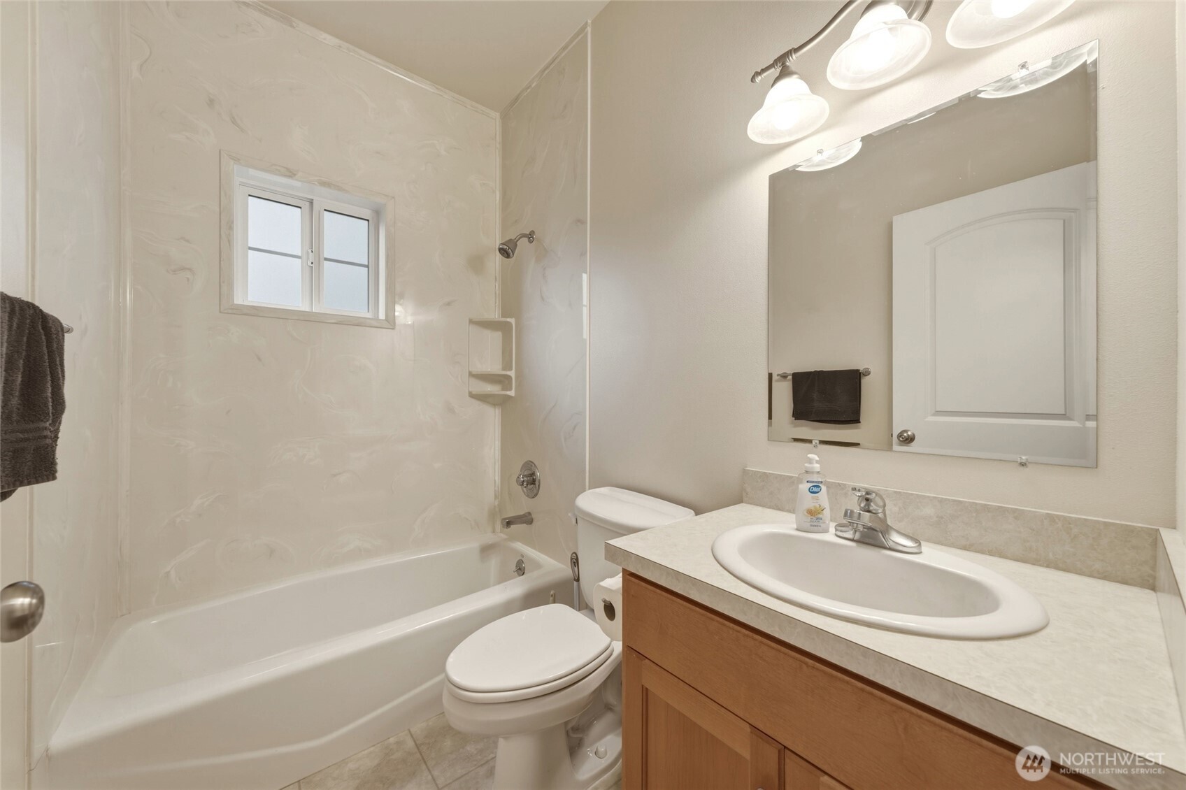 682 College Street Property Photo 8