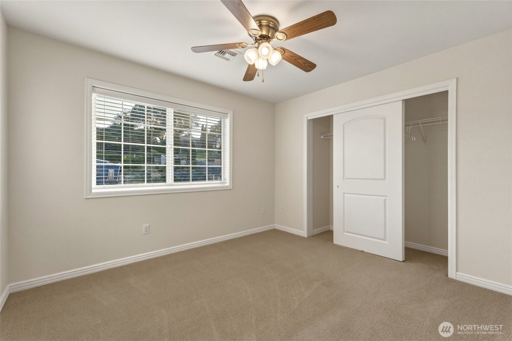 682 College Street Property Photo 10