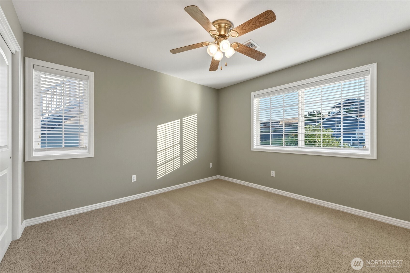 682 College Street Property Photo 11