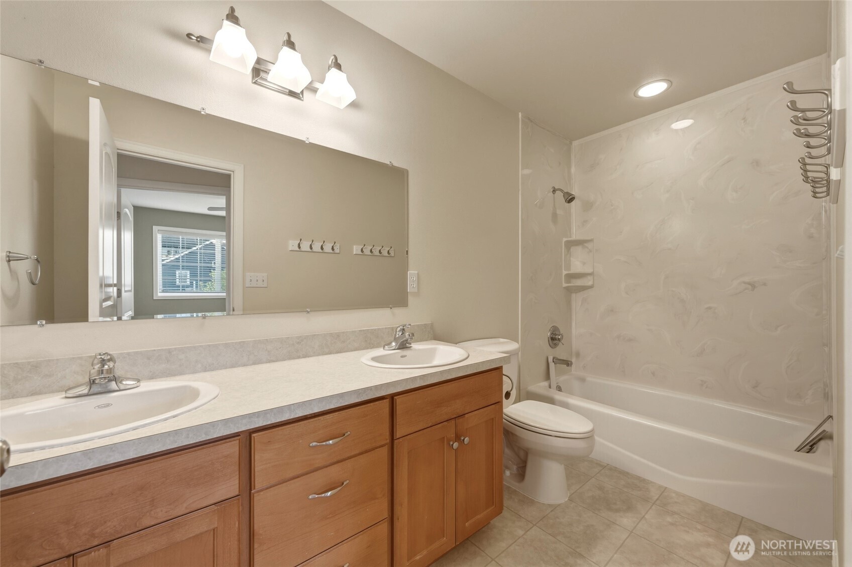 682 College Street Property Photo 12