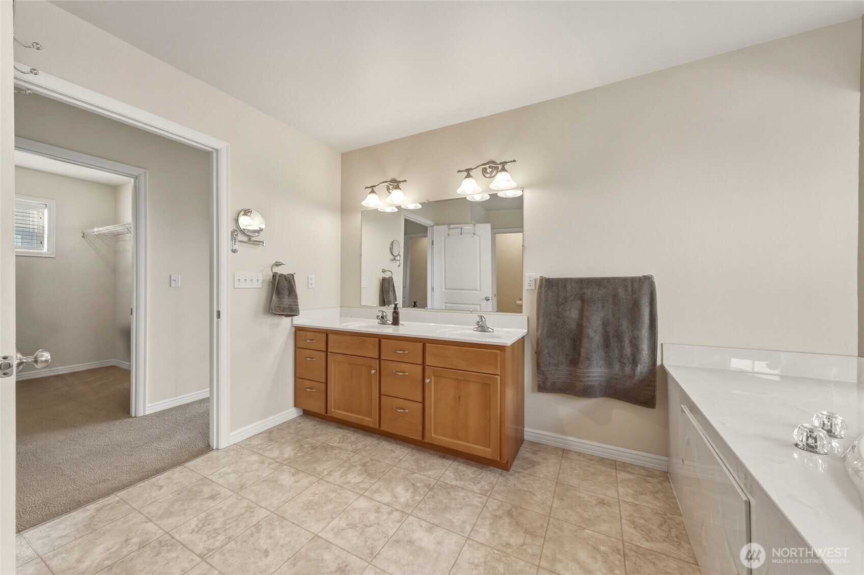 682 College Street Property Photo 14