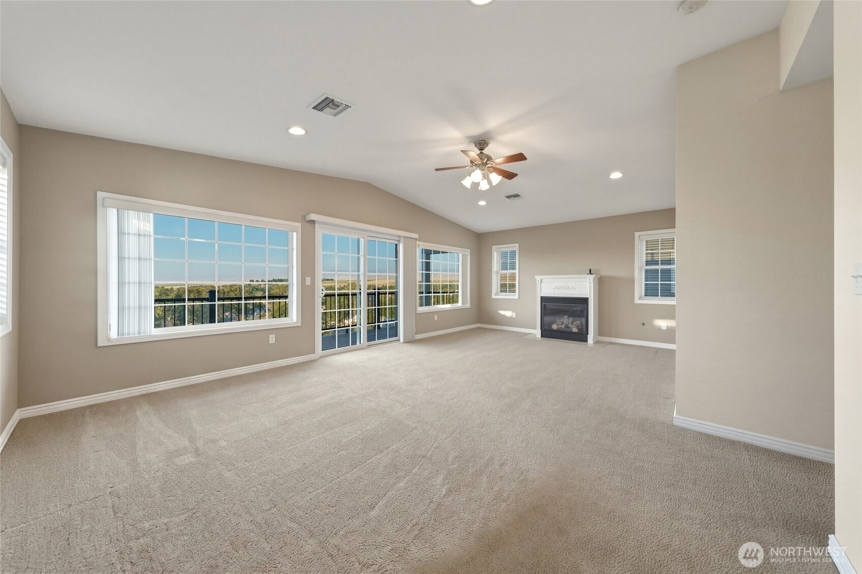 682 College Street Property Photo 18