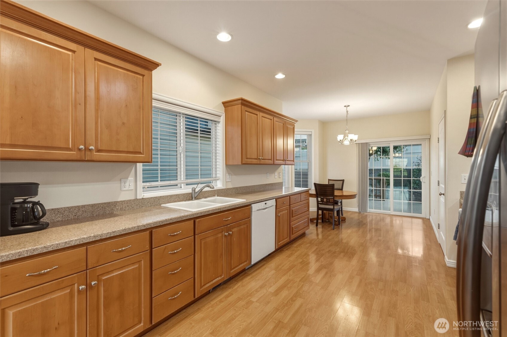 682 College Street Property Photo 25
