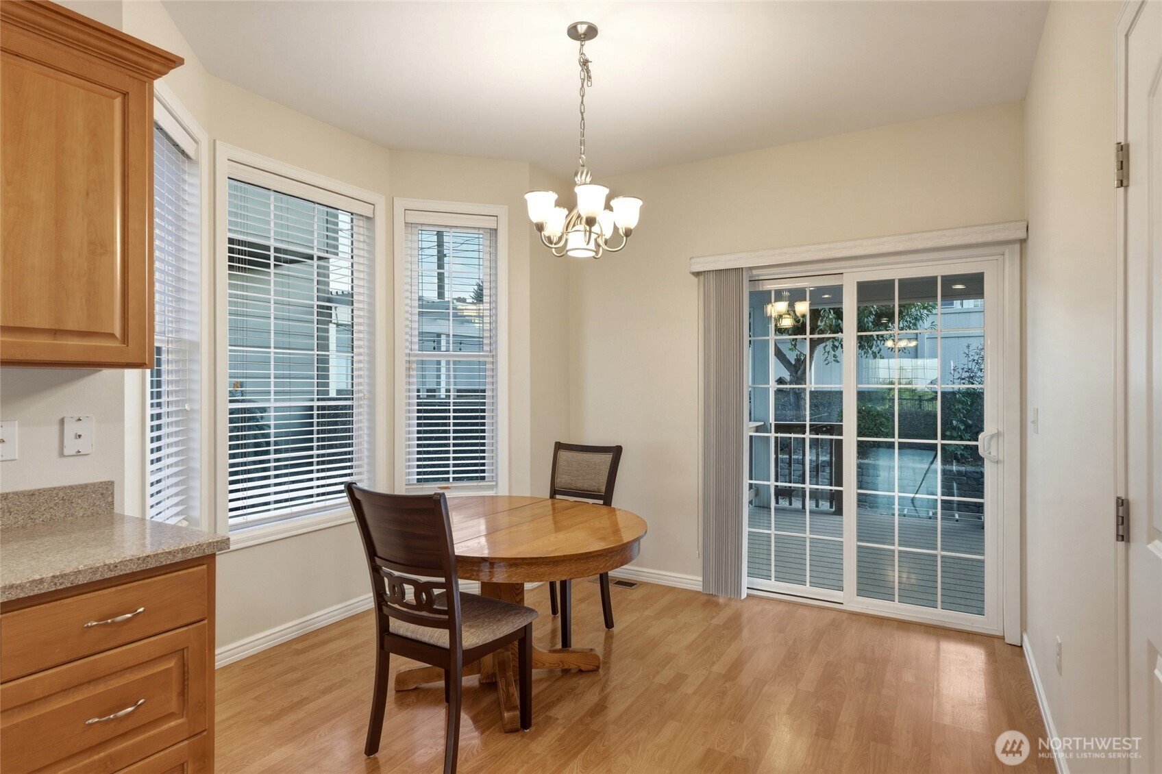682 College Street Property Photo 27