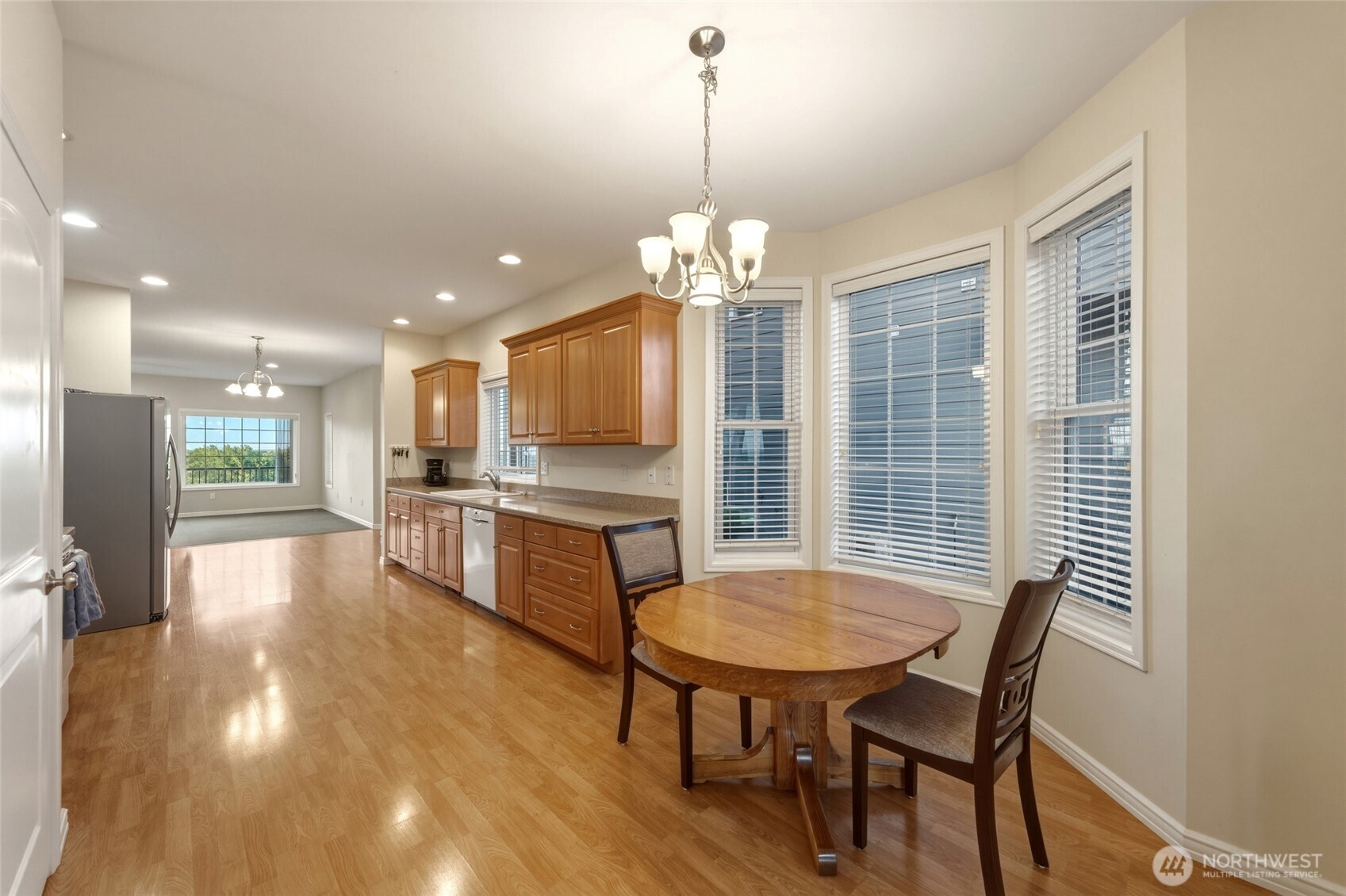 682 College Street Property Photo 28