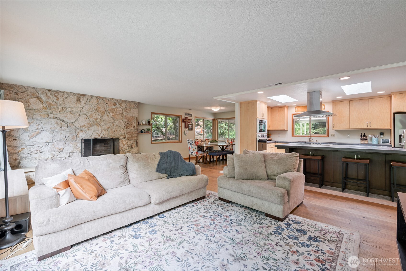 2337 W Hills Drive Property Photo 4