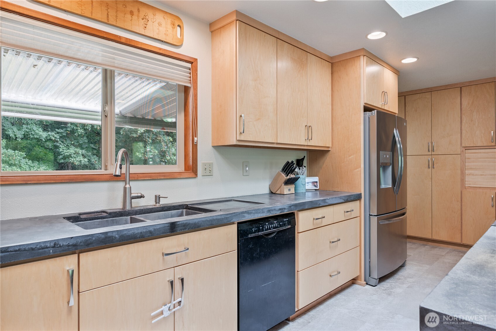2337 W Hills Drive Property Photo 6