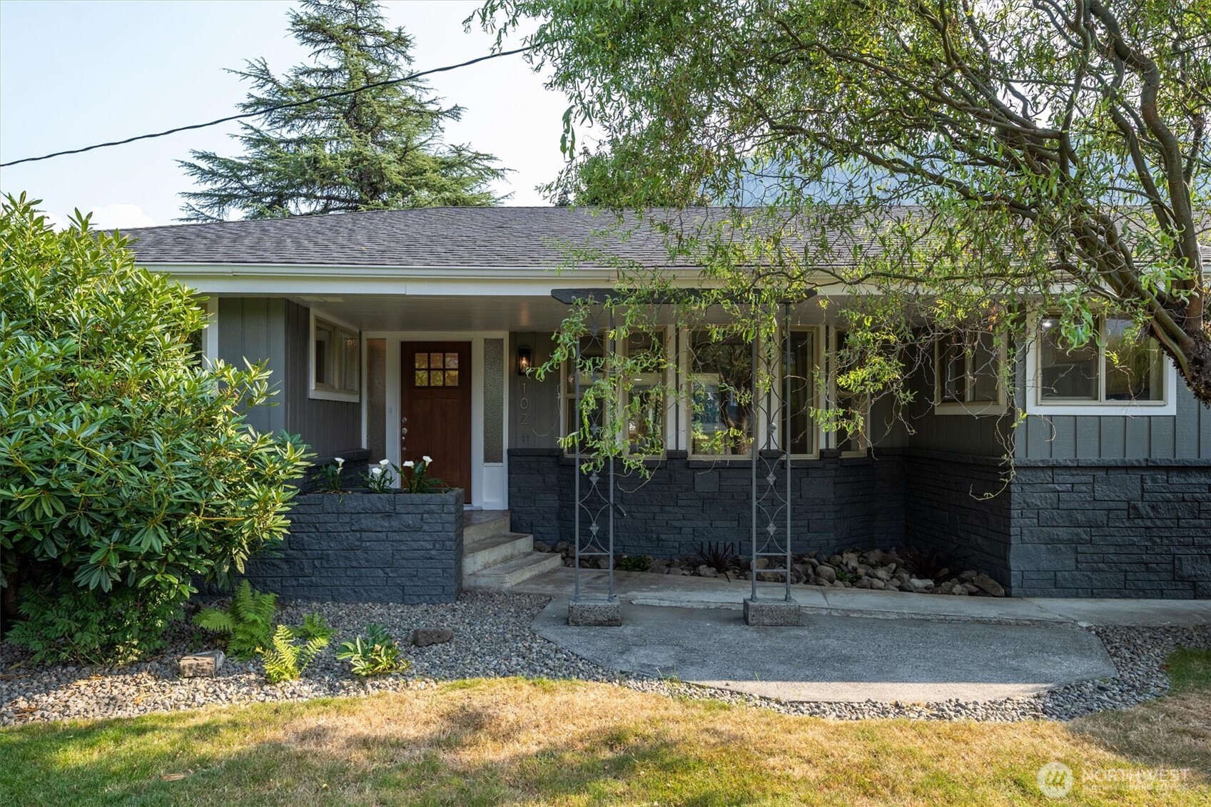 102 E Adams Avenue Property Photo 1