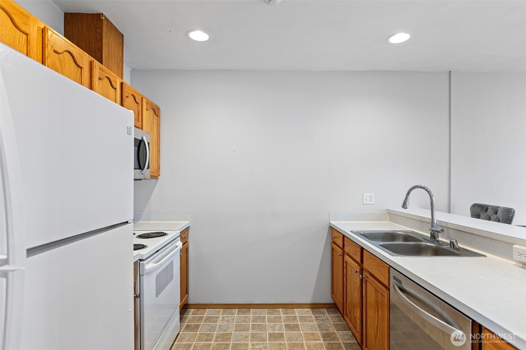 15815 Admiralty Way D-4 Property Photo 5
