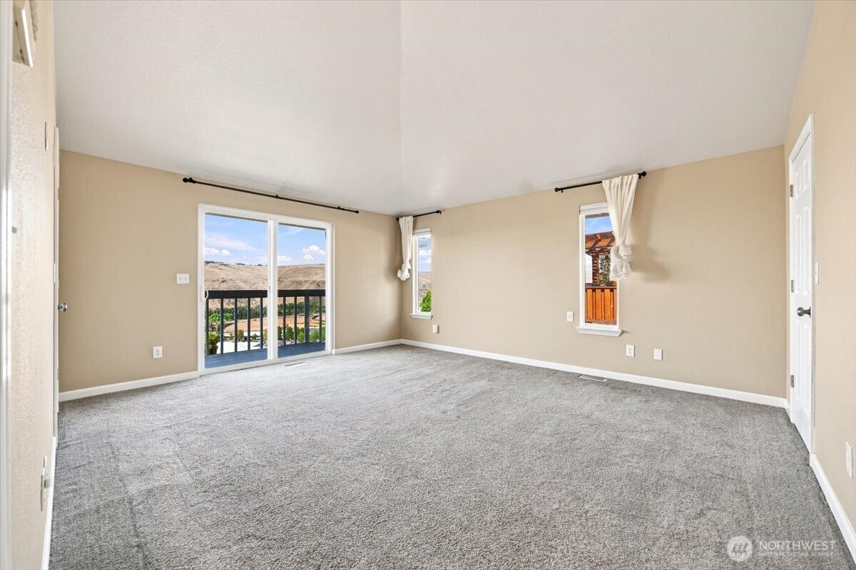 1104 N Fellows Drive Property Photo 11