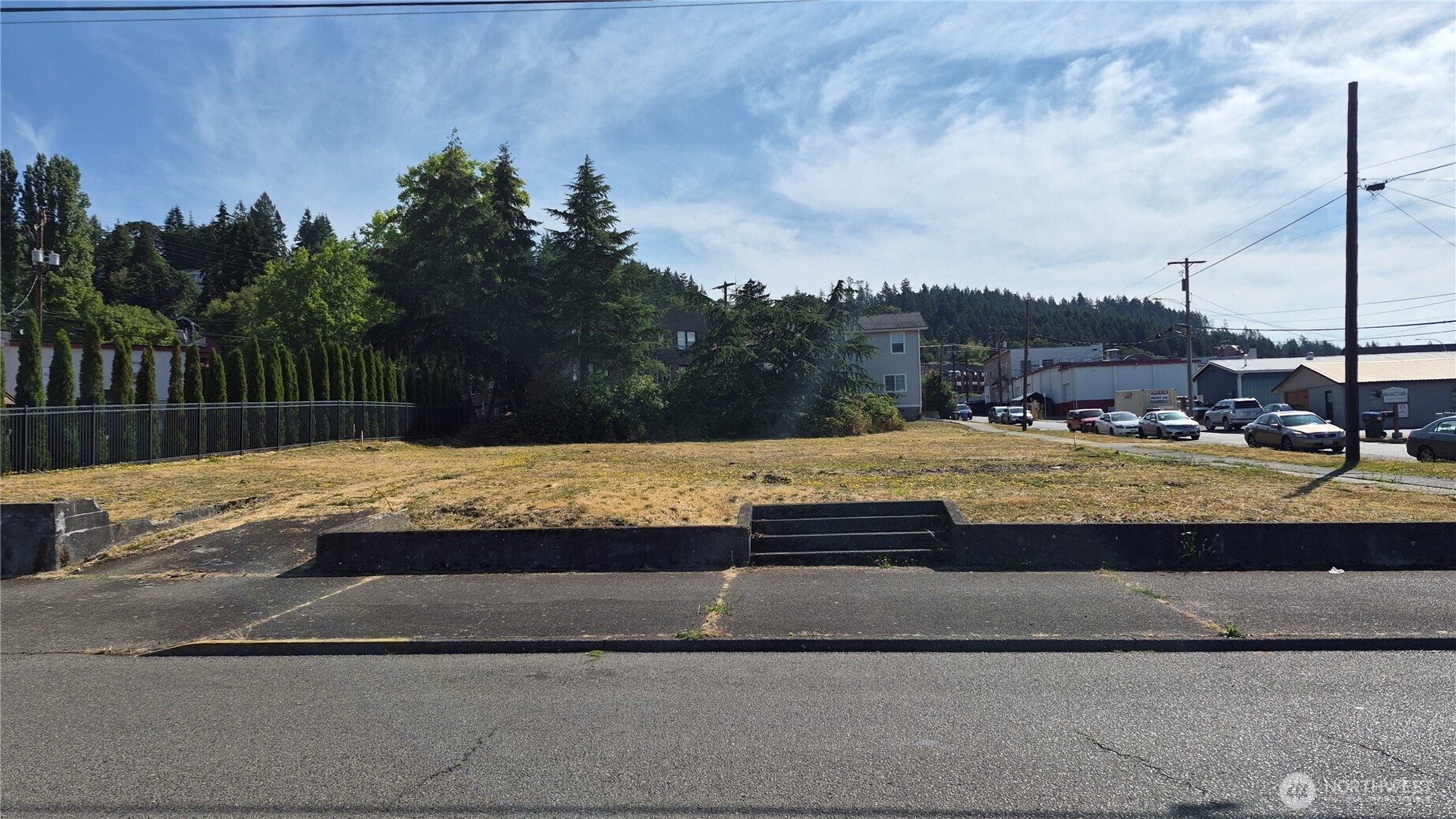 124 NW Cascade Avenue Property Photo 1