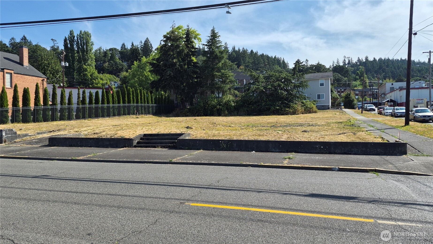 124 Nw Cascade Avenue Property Photo 2