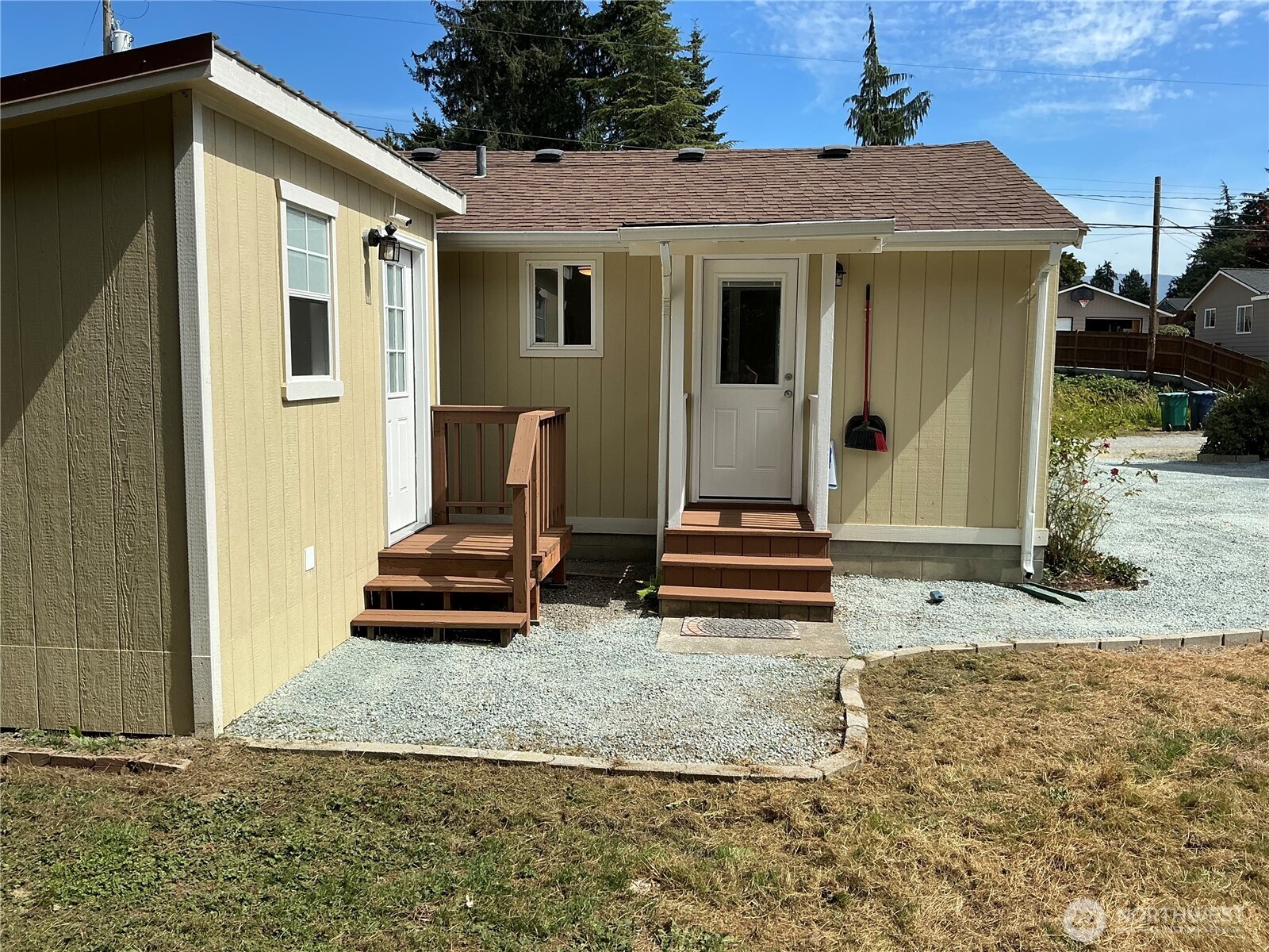 325 Hawthorne Street Property Photo 4