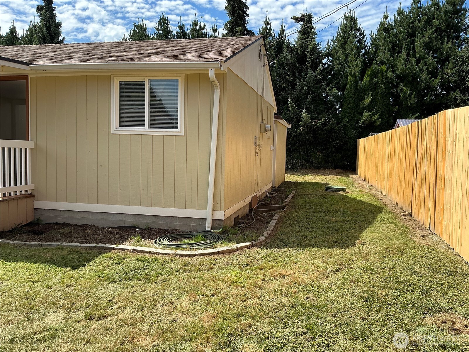 325 Hawthorne Street Property Photo 5
