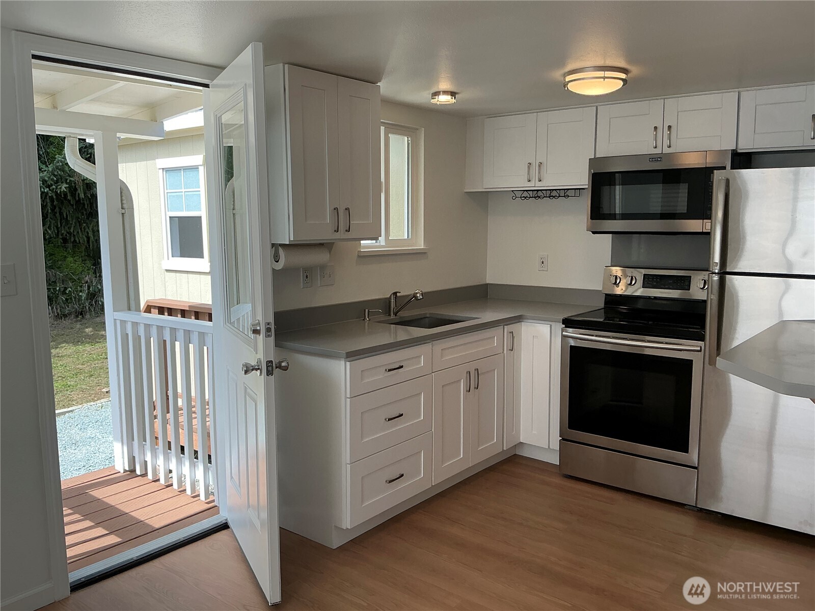 325 Hawthorne Street Property Photo 6