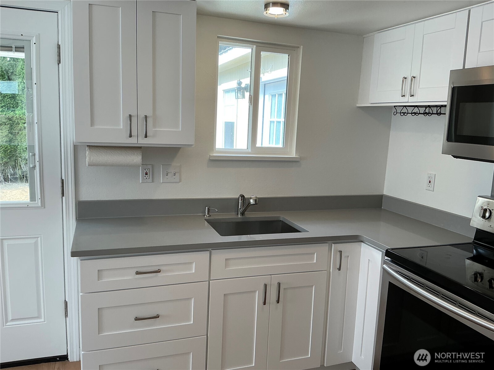 325 Hawthorne Street Property Photo 7