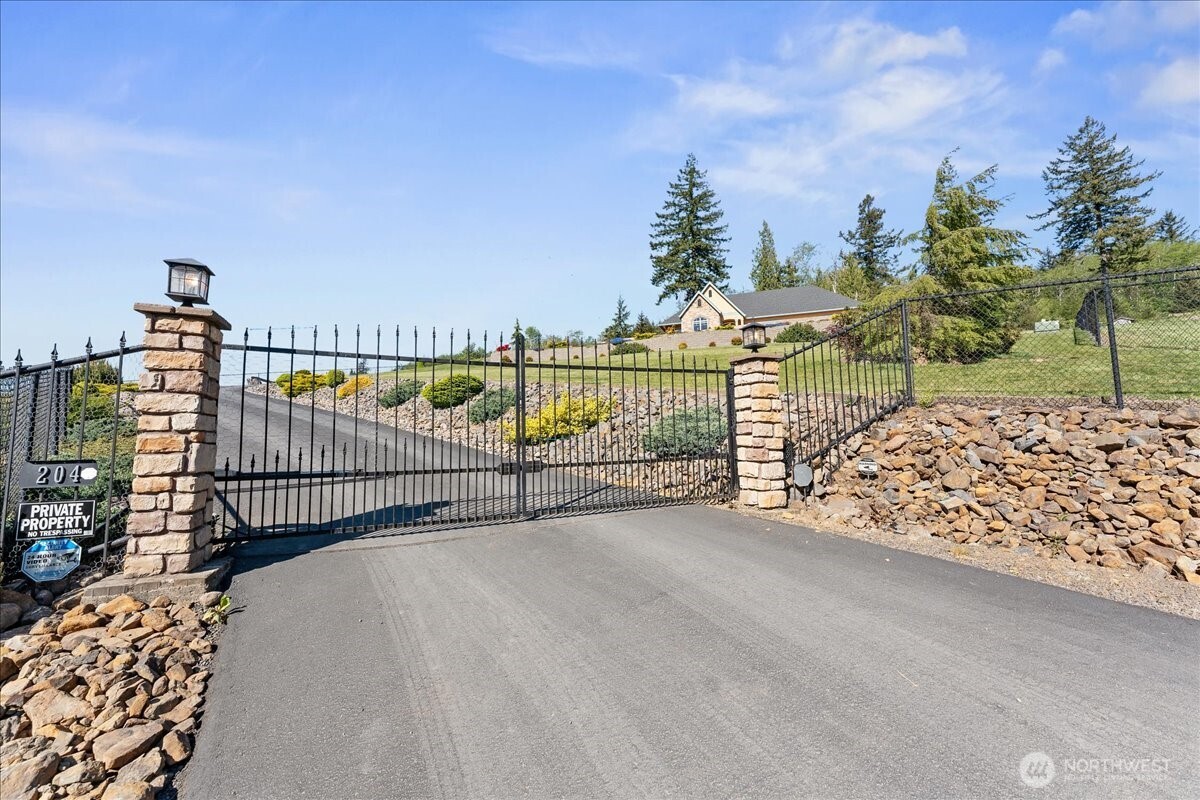 204 Powder Hill Drive Property Photo 4