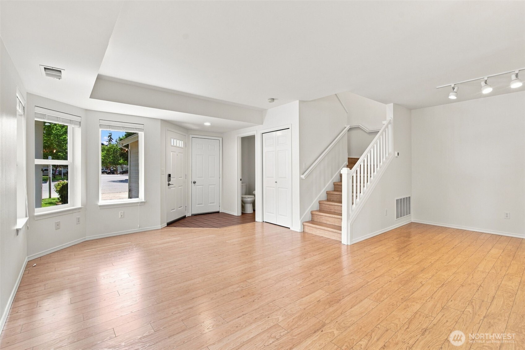 5601 N Grove Drive Property Photo 6
