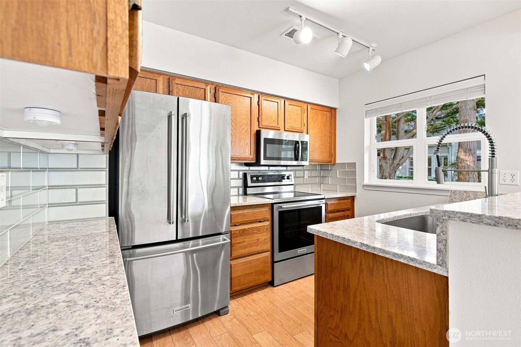 5601 N Grove Drive Property Photo 8