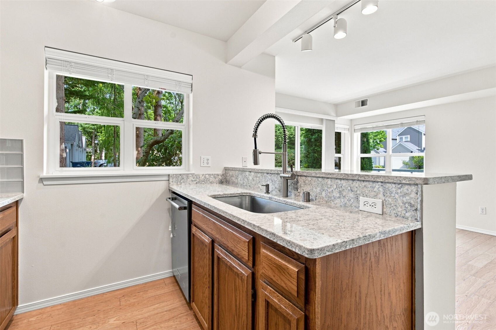 5601 N Grove Drive Property Photo 10