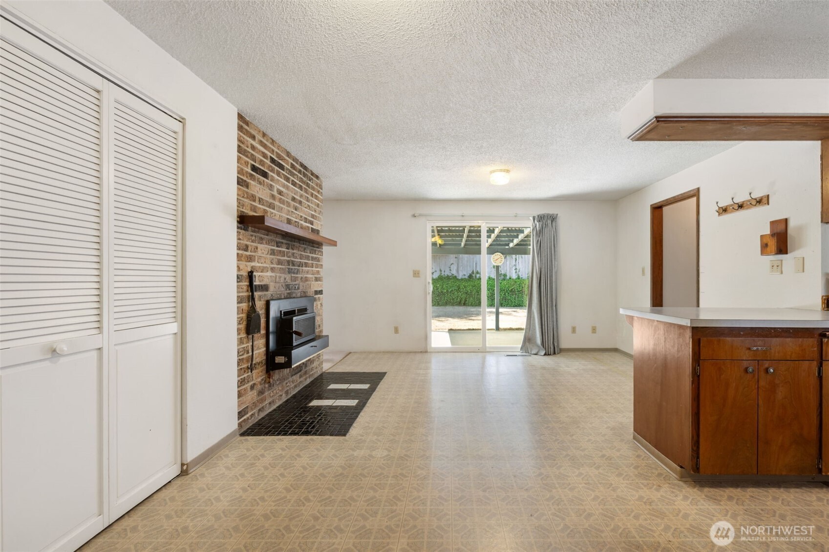 2374 S Flower Avenue Property Photo 3