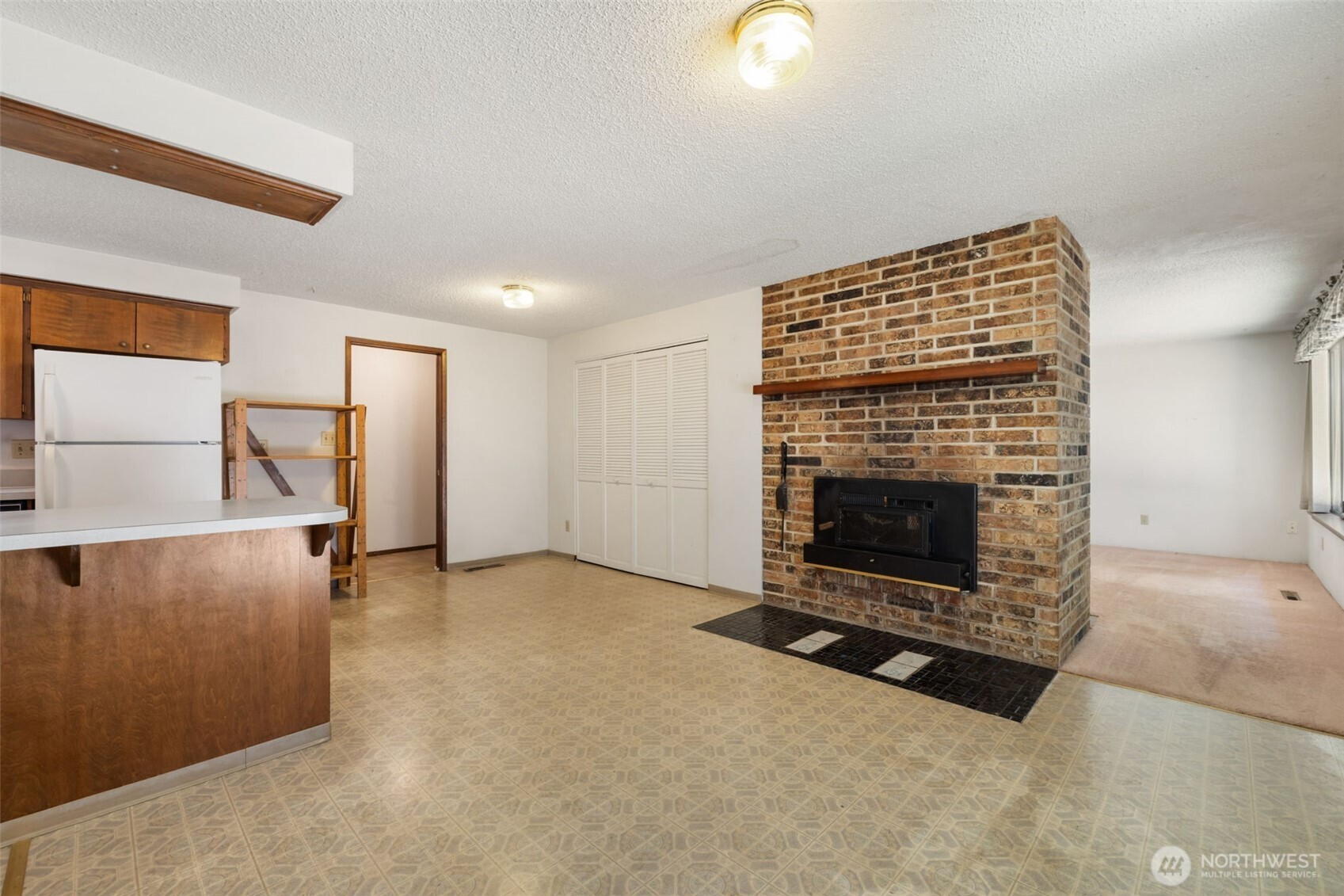 2374 S Flower Avenue Property Photo 4