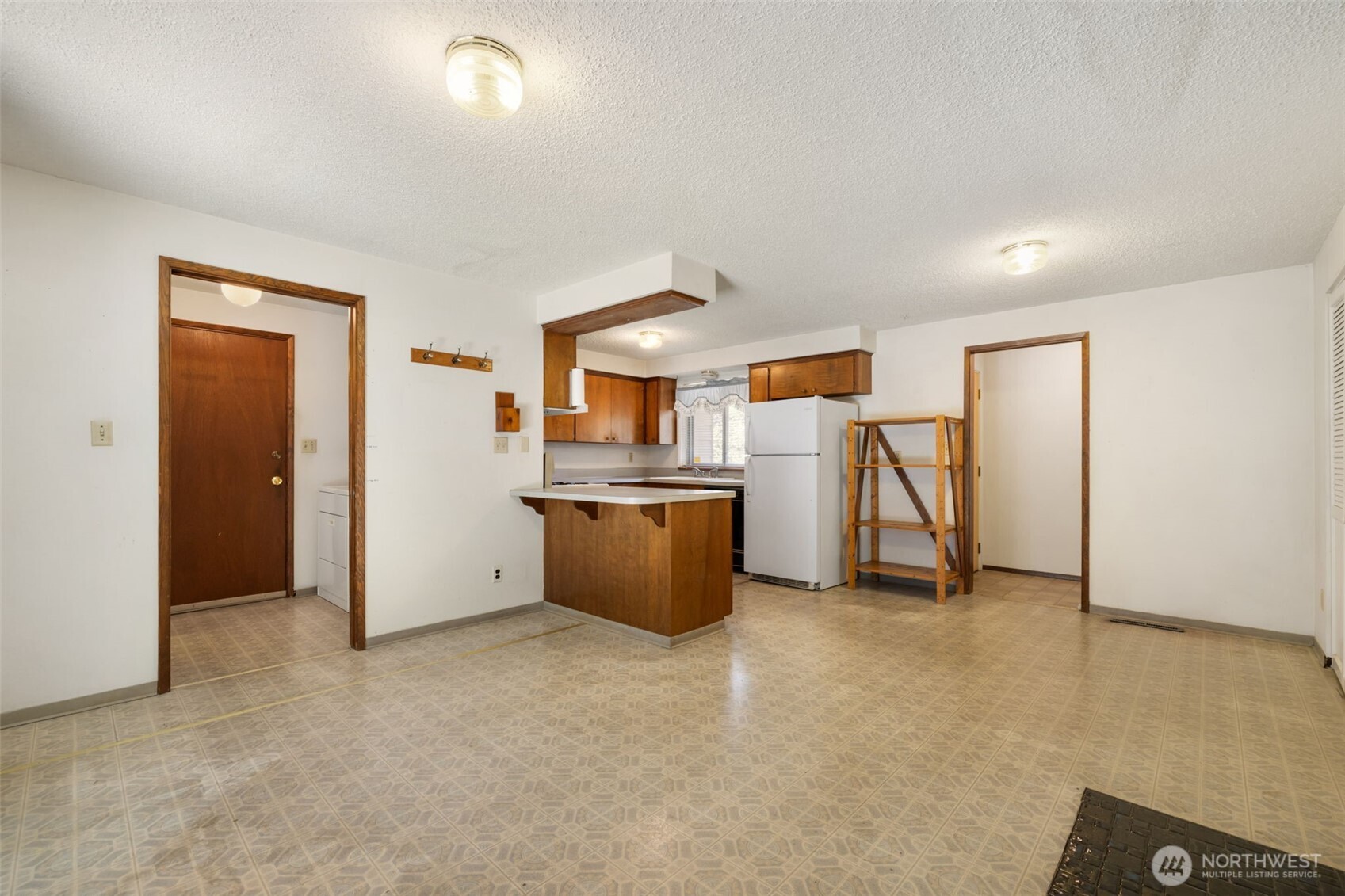 2374 S Flower Avenue Property Photo 5