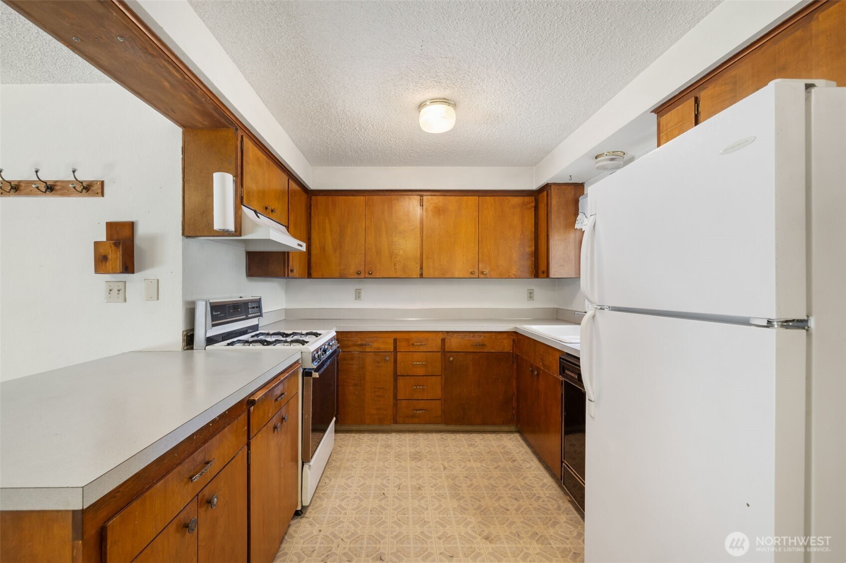 2374 S Flower Avenue Property Photo 6