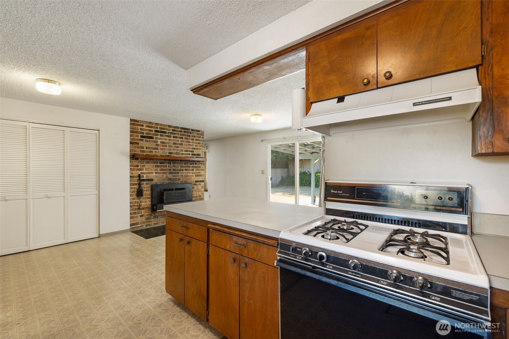 2374 S Flower Avenue Property Photo 8