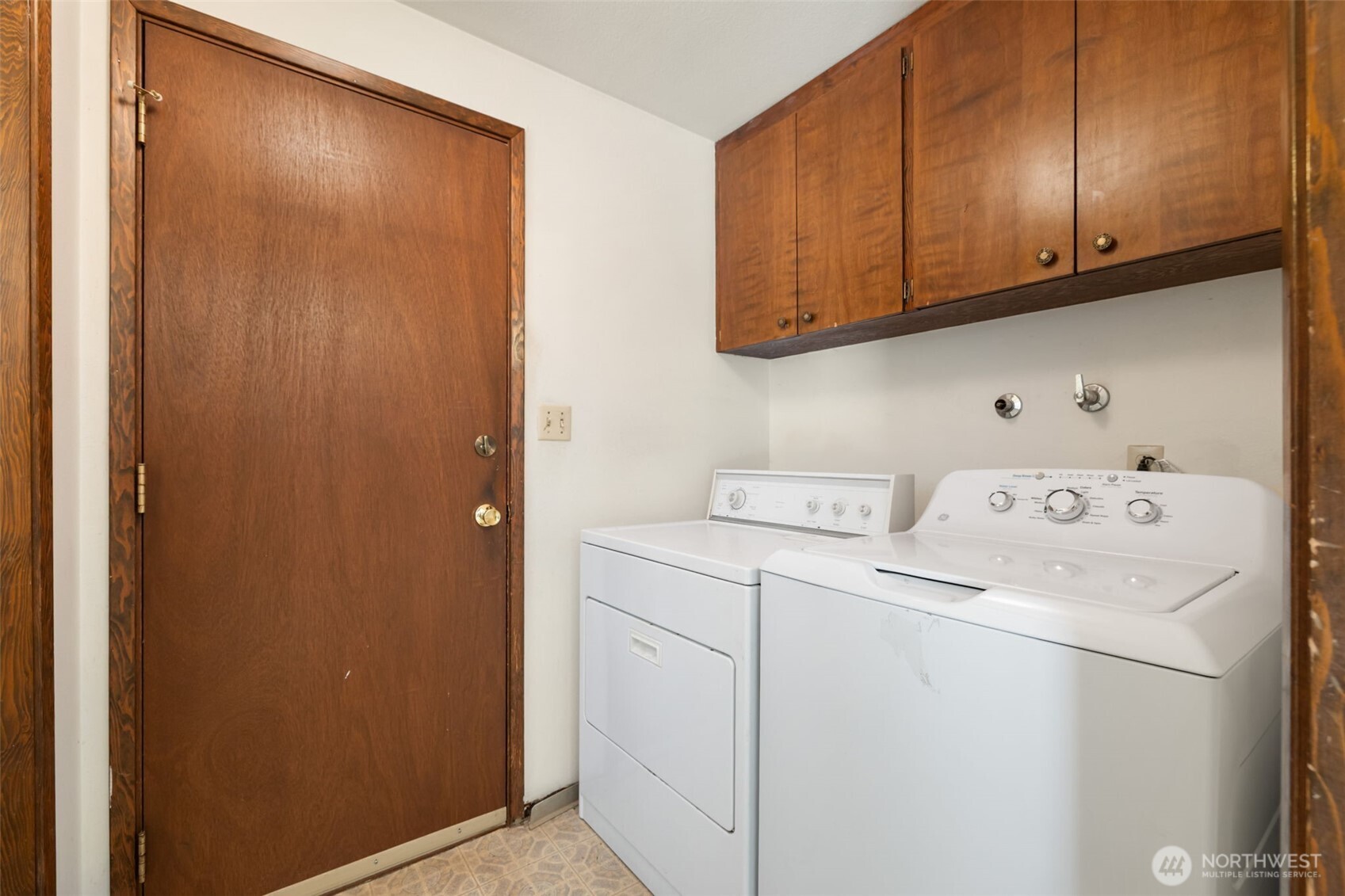 2374 S Flower Avenue Property Photo 9