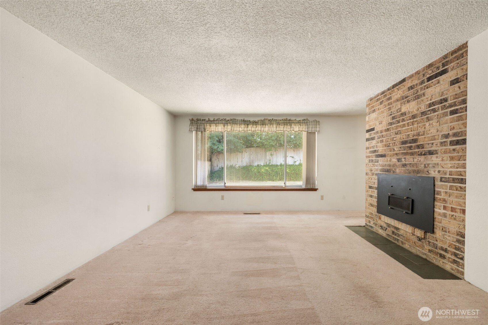2374 S Flower Avenue Property Photo 12