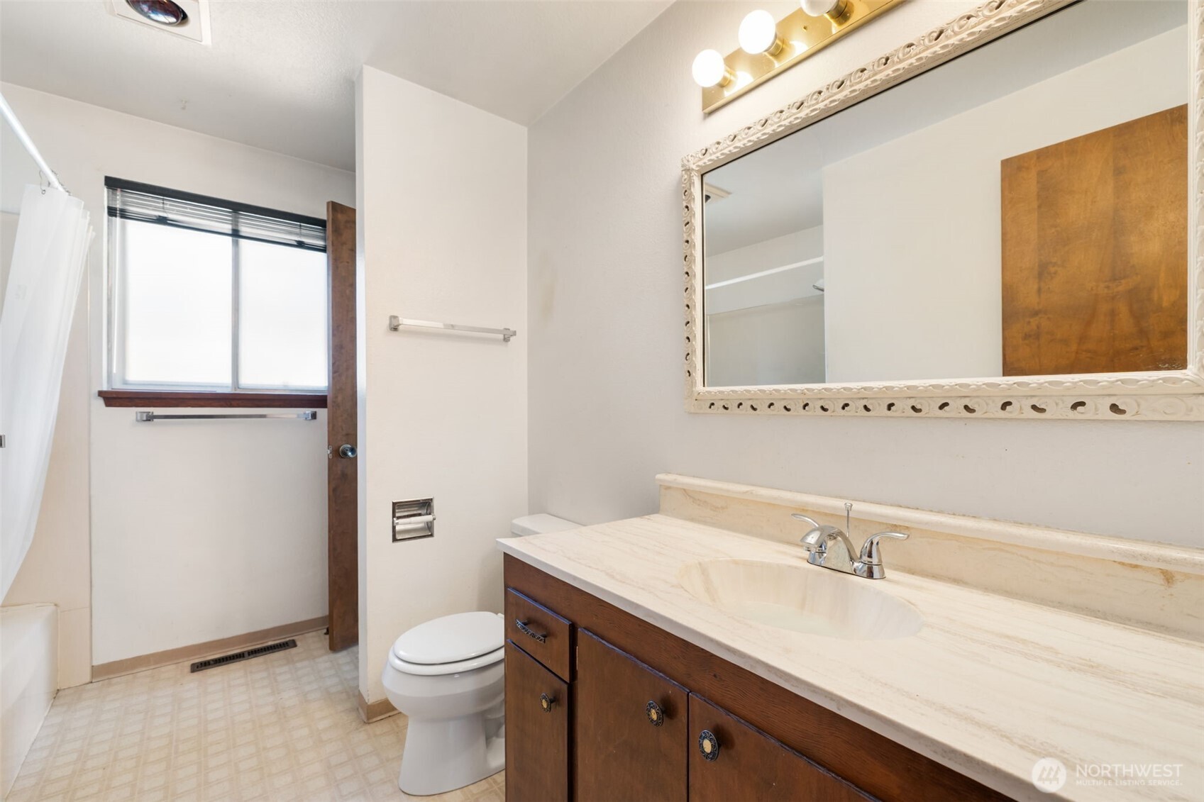 2374 S Flower Avenue Property Photo 15