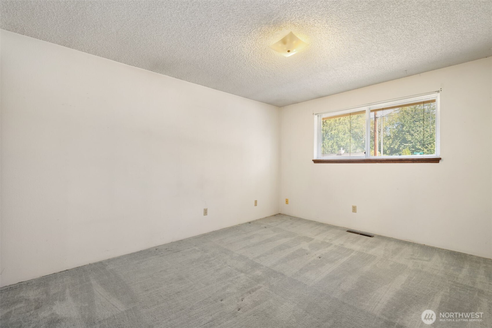 2374 S Flower Avenue Property Photo 18