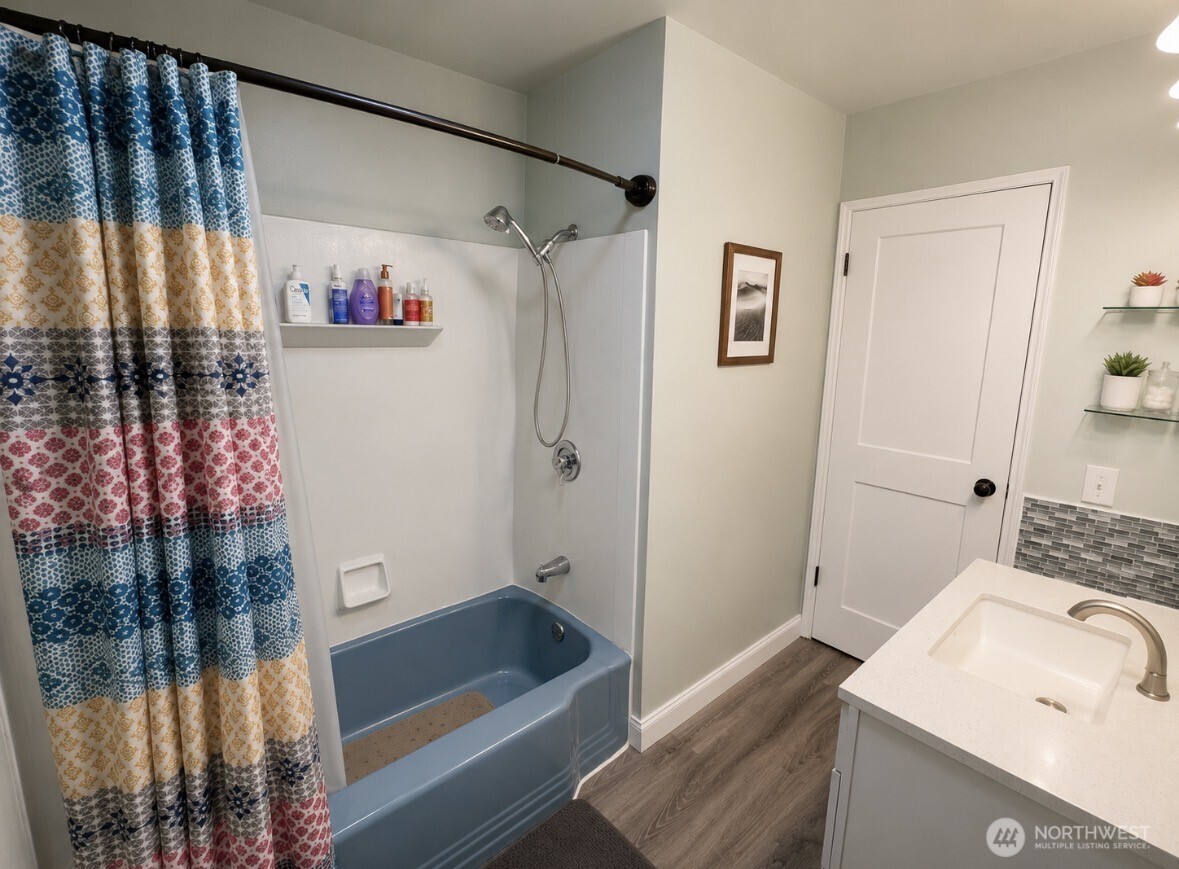 233 E 2nd Street Property Photo 16
