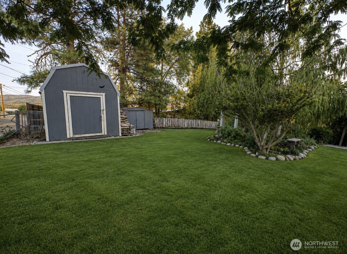 233 E 2nd Street Property Photo 36