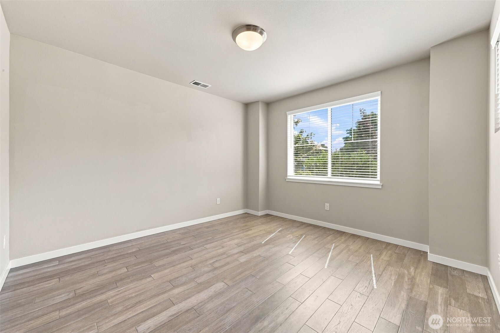 1433 E 48th Street Property Photo 5
