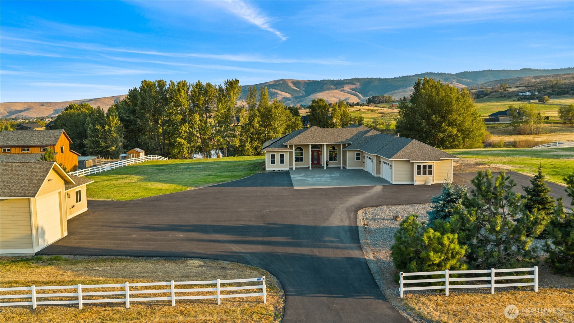240 Majestic Heights Drive Property Photo 3