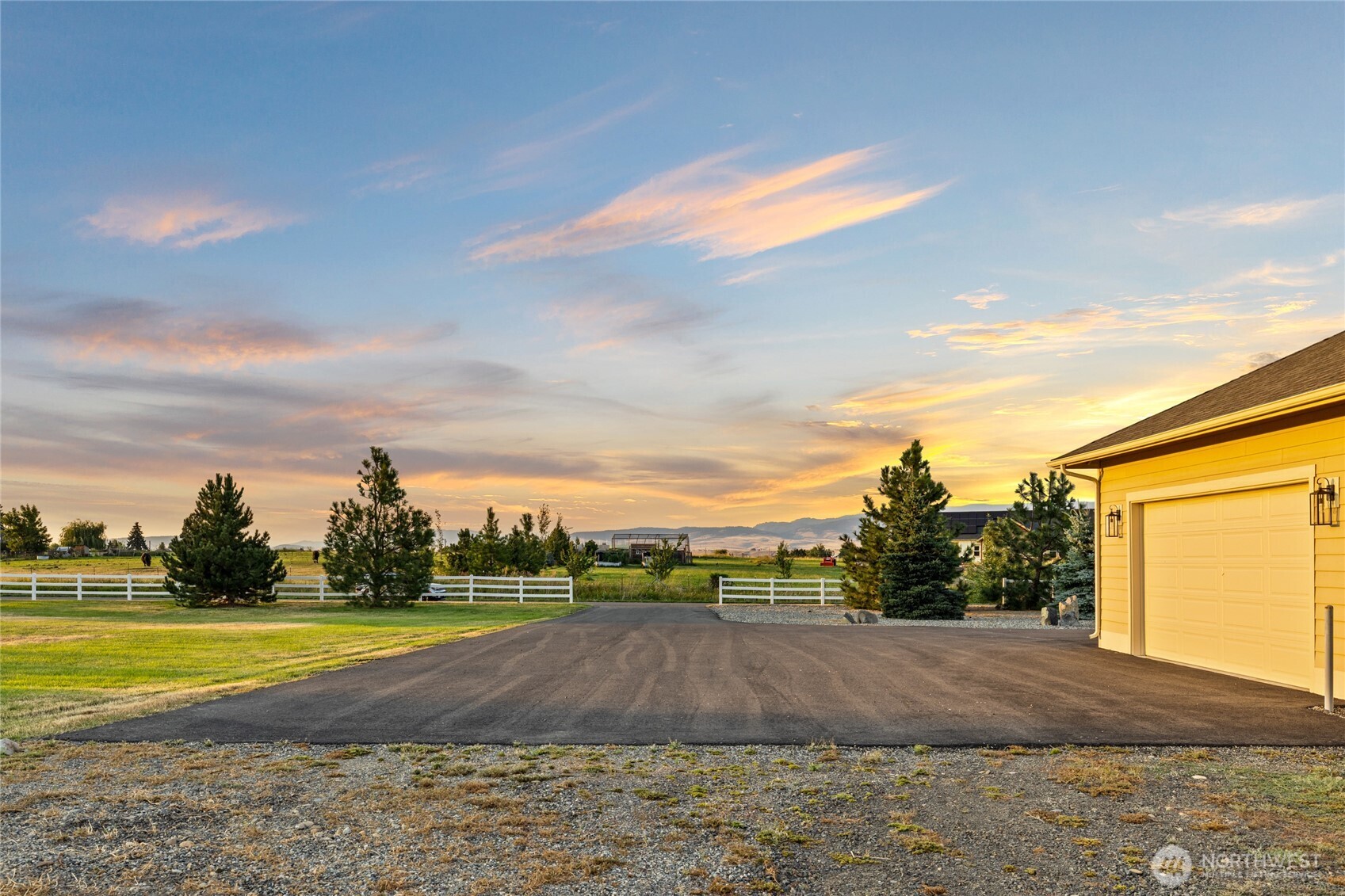 240 Majestic Heights Drive Property Photo 8